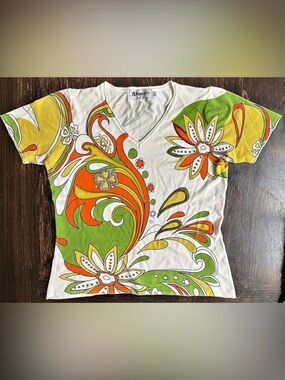 Magnolia V neck Short Sleeve Top with Psychedelic Floral Print